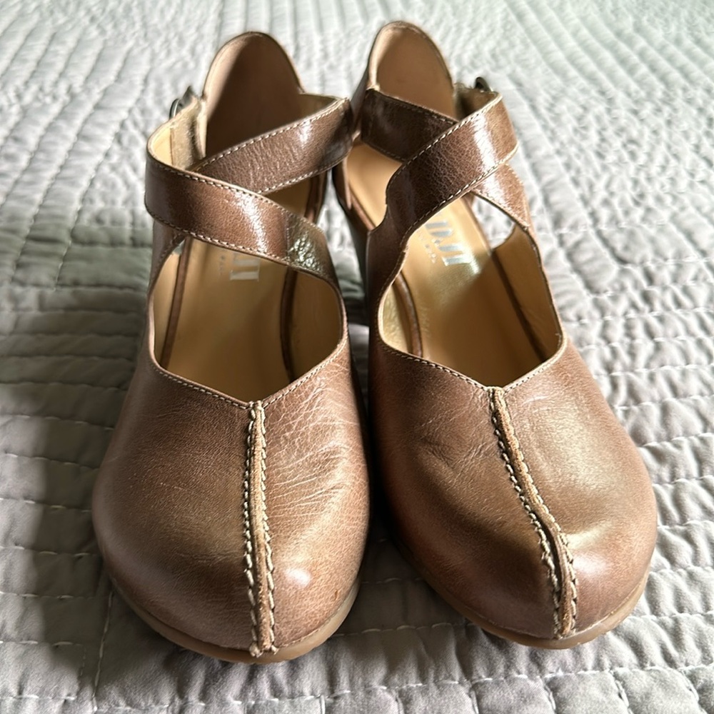 Fidgi Chic Women's Tan Heels- Size 39 and 1/2